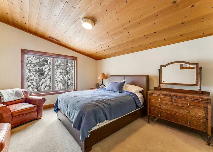 Rustic Cabin By The Lake & Skiing With Private Sauna & Game Room - Dog-Friendly