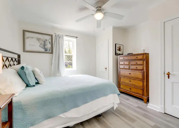 Walk To Parks & Marina! Waterfront Cambridge Condo