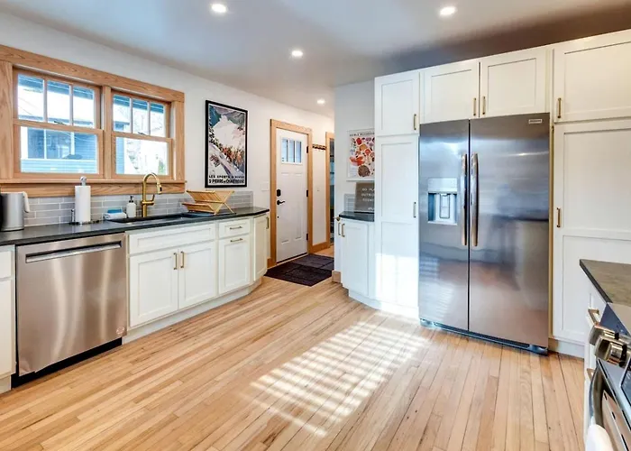 Peaceful Village Retreat With Fireplace, Deck Dining & Mountain Sunsets In Margaretville, New York