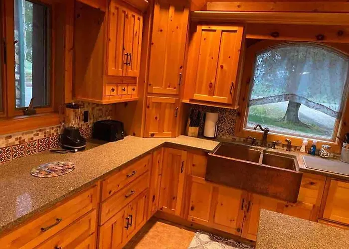 Cabin With Hot Tub On The River