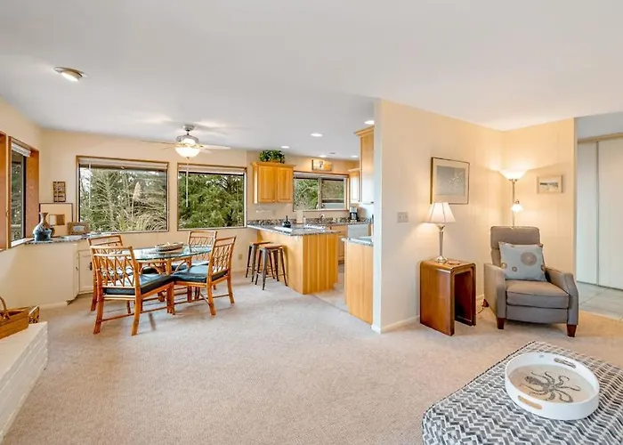 Inviting Home With Spectacular View Hot Tub Balcony Fireplace & W&D