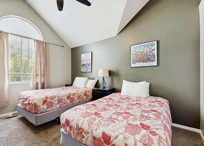 Roomy Townhouse With Full Kitchen Private Hot Tub & Patio - Near Skiing
