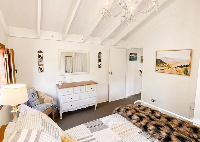Eirene Retreat - Quiet Riverside Escape