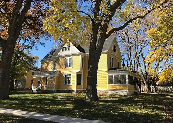 The Clausen House-Historic Home Close To The Lake