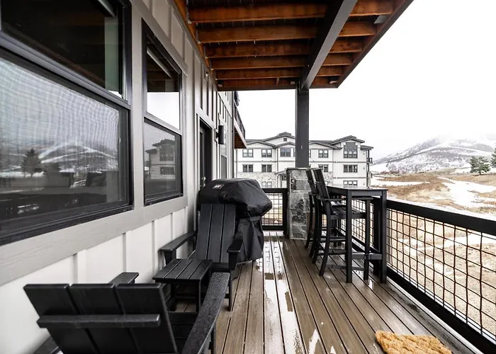 3-Bed With Free Shuttle, Free Ski Waxes + Hot Tub + Grill