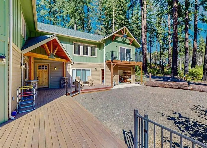 Fully Rebuilt Riverfront Home With Deck Fireplace & W&D - Dog-Friendly