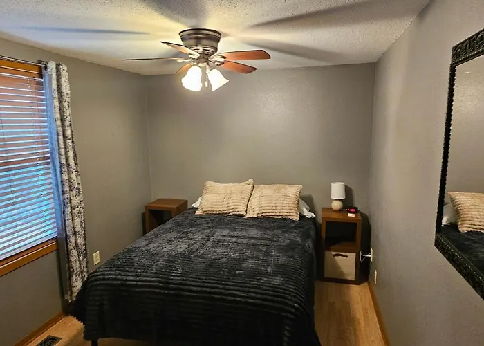 2 Bedroom Home With Garage Close To Hospital