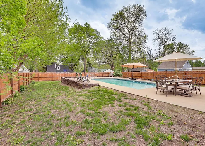 6 Mi To Arrowhead Stadium! Home W/ Screened Porch