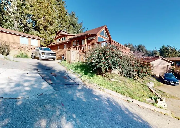 Gorgeous Dog-Friendly Coastal Escape With Patio & Amazing Views!