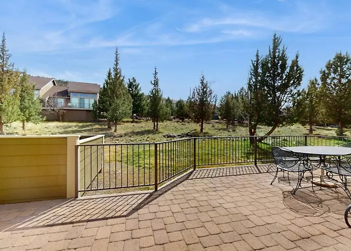 Spacious Townhouse With Fireplace Fast Wifi & Resort Pools-Hot Tub-Golf