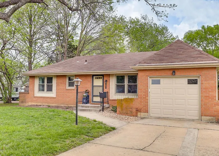 6 Mi To Arrowhead Stadium! Home W/ Screened Porch