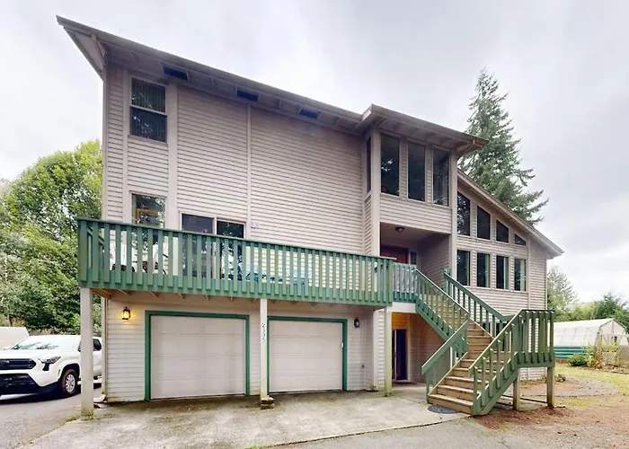 3-Story Home With Private Deck Bar & Entertainment Room & W&D