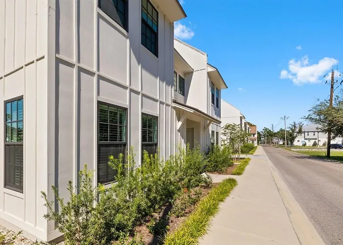 3Br Townhome - Sleeps 6 - Pool