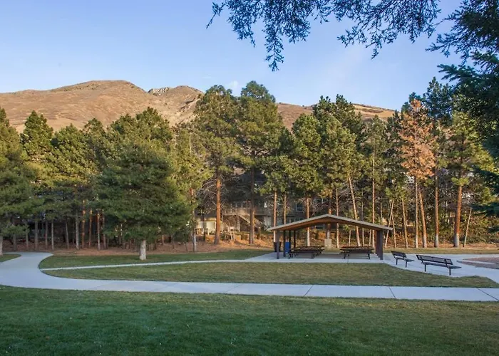 Large & Luxurious Home With Private Hot Tub And Fireplace