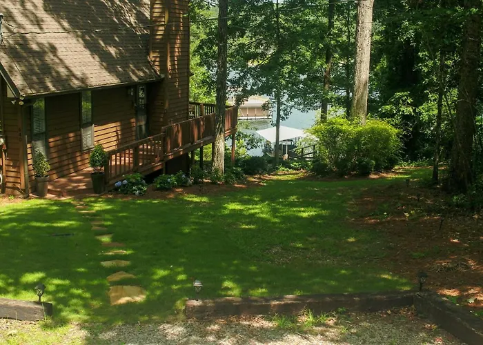 Chalet On Smith Lake - Perfect Lakeside Retreat!