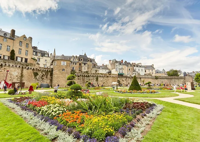 Charming House - Vannes Town Center Within Walking Distance & Parking