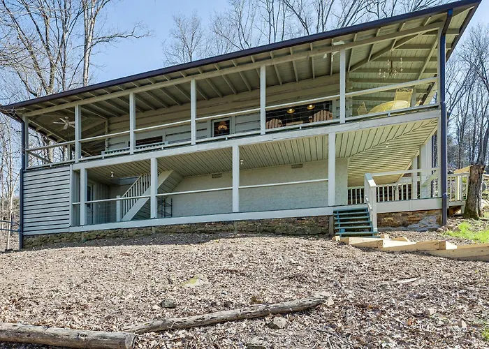 Deck, Sauna & Mtn View! Fort Payne Cabin