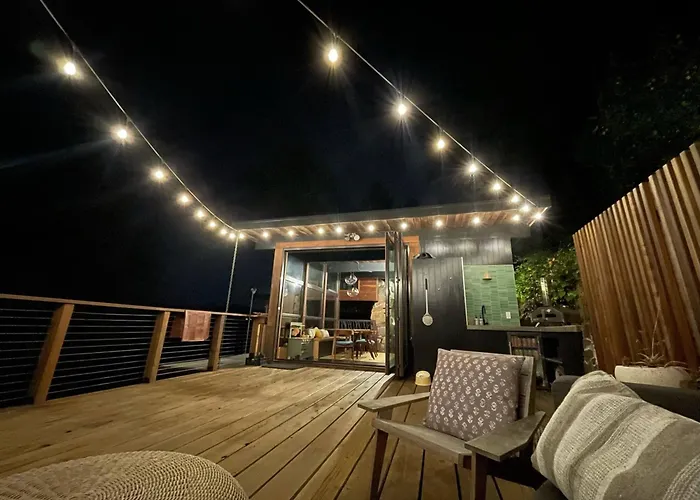 Two Creeks Treehouse