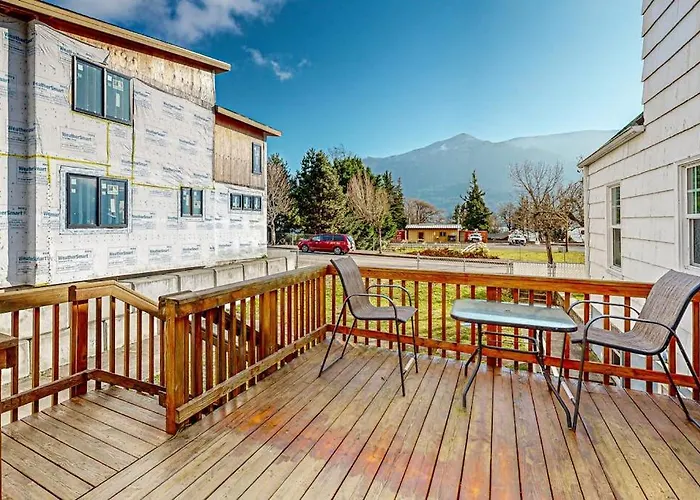 Renovated Home In Central Location With Hot Tub Theater Fast Wifi & Work Desks