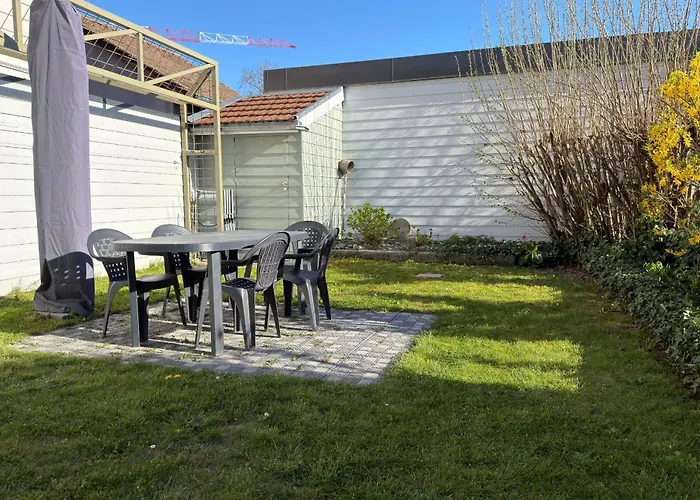 House For 4 People With A Garden Near Lake Geneva & Downtown