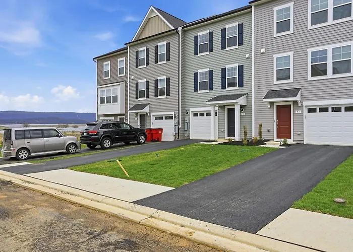 New 4Br Townhome Near Harpers Ferry Townhouse