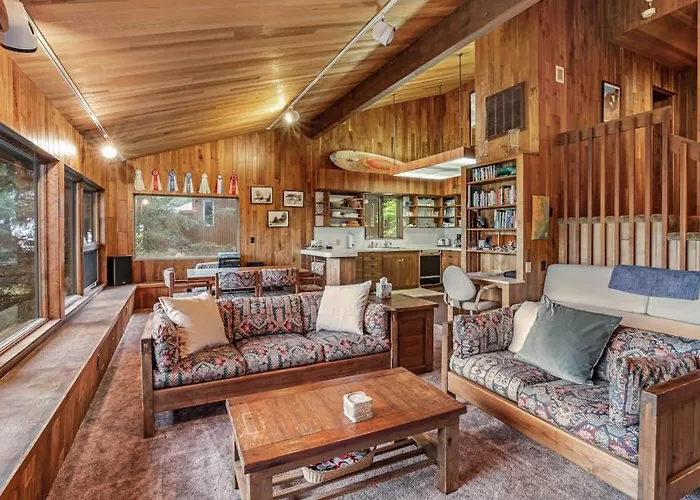 Classic Woodland Home With Gorgeous Setting Great Deck - 2 Dogs Ok
