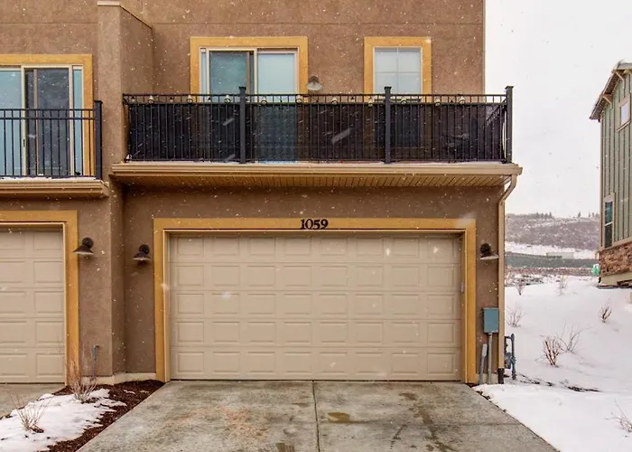 Modern Home With Mountain View Balcony & Great Location - Near Skiing