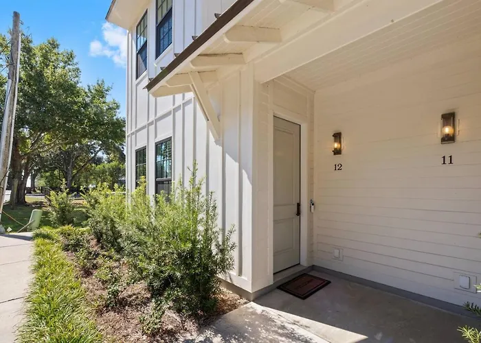 3Br Townhome - Sleeps 6 - Pool