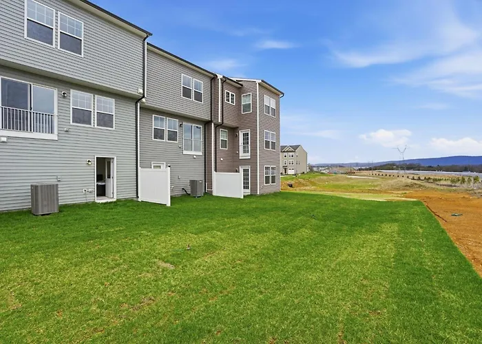 New 4Br Townhome Near Harpers Ferry Townhouse