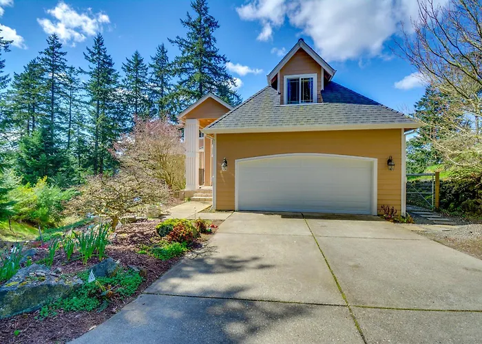 Premier Gig Harbor Home! Views, Spa & Billiards