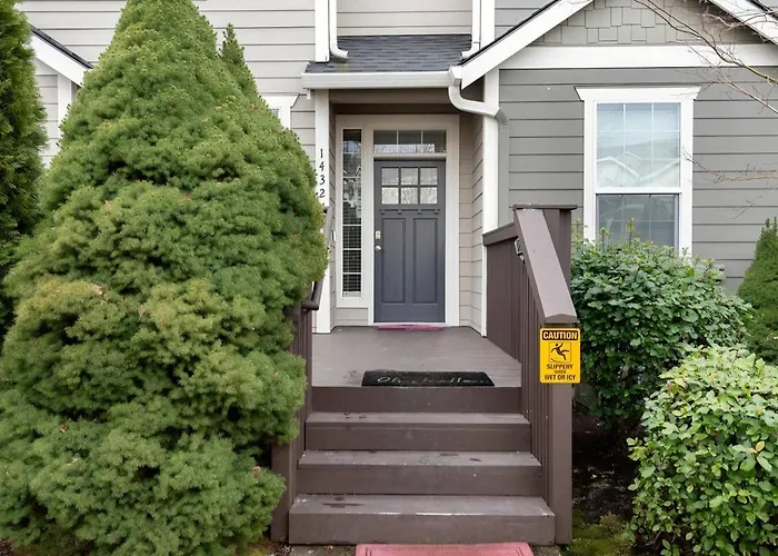 Modern Clackamas Townhome • Garage • Patio