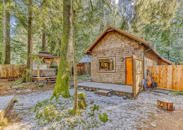 Quiet Riverfront Cabin With Private Hot Tub & Scenic Location