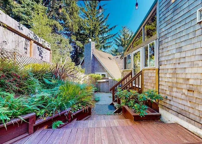 Cozy Home 4 Blocks From The Beach With Deck Woodstove & Sunroom