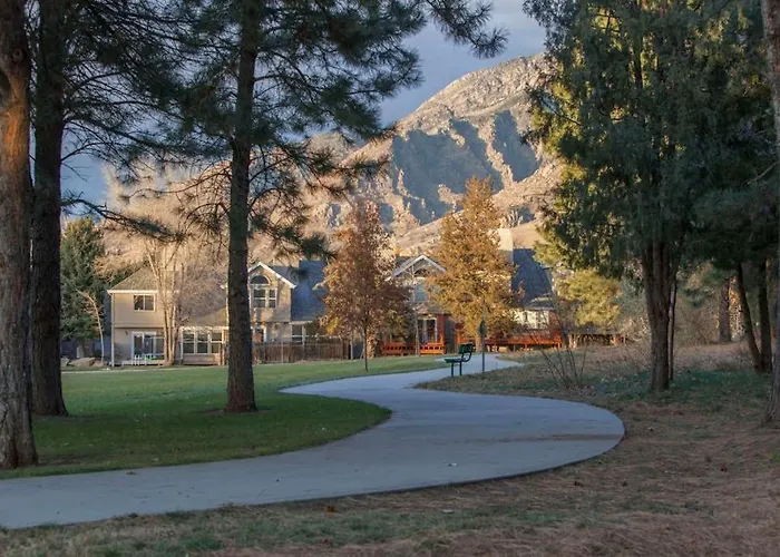 Terrific Central Location For Ski Resort Access With Private Hot Tub & Fireplace
