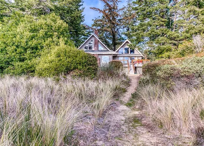 Gorgeous Riverfront House With Entertainment - Near Bay Street And The Beach