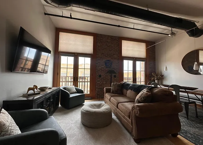 Chic 3Br Industrial Loft Main St W Garage