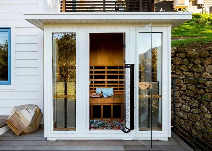 Hillside Hideaway With Deck And Spa In Topanga Canyon