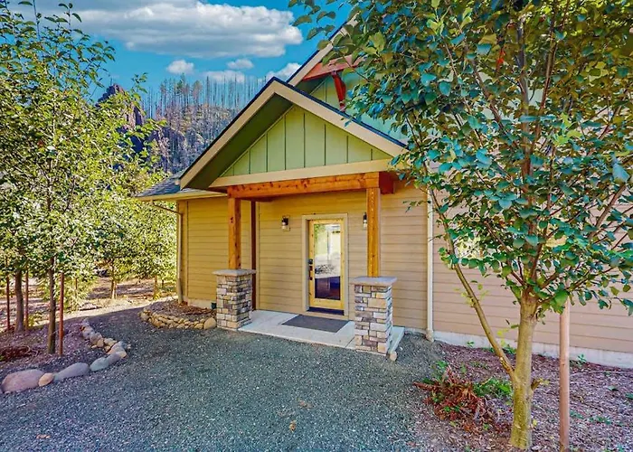 Unique Riverfront Home & Cabin With Amazing Views Deck & W&D - Dog-Friendly