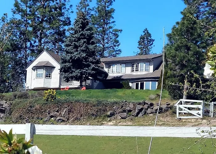 Dog-Friendly Hilltop Estate With Fireplace & Incredible Columbia River View