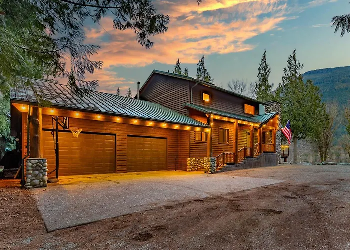 Luxury Riverfront Estate Hot Tub Views-Ideal For Large Groups Or Family Getaways
