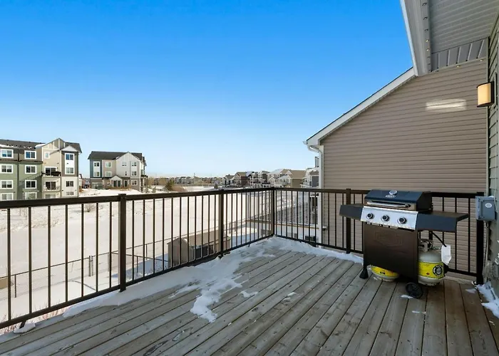 Airdrie 4Br Canal-View Home - Pool Table, Movie Recliners, Office, Double Garage