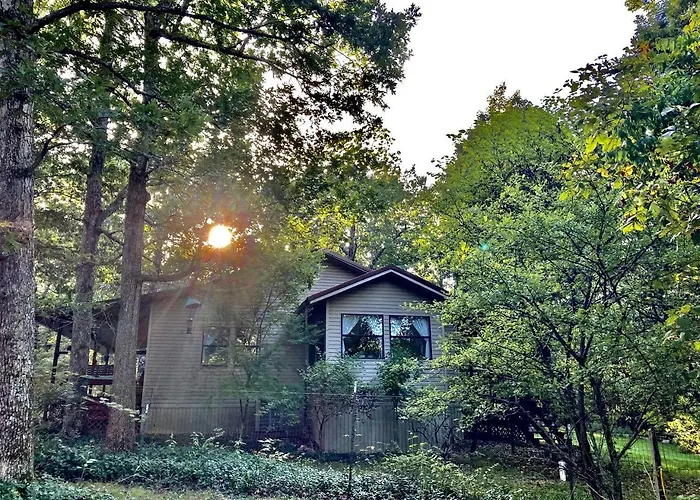 Secluded Lakefront House Nestled In The Woods For An Unforgettable Adventure In Nature In Williford, Arkansas