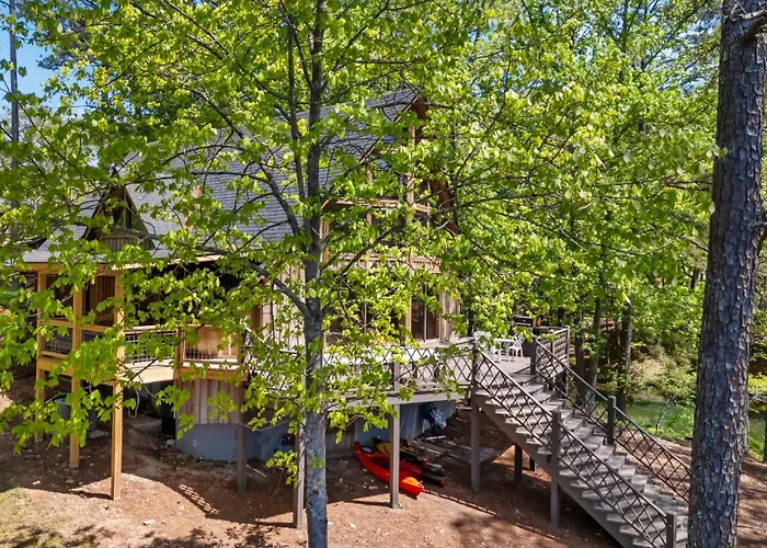 Riverfront Retreat With Dock, Kayaks And Views