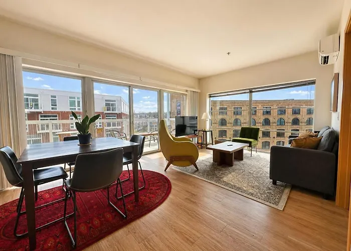 The Brady Corner Suite - Near Fiserv With Balcony - Sleeps 4