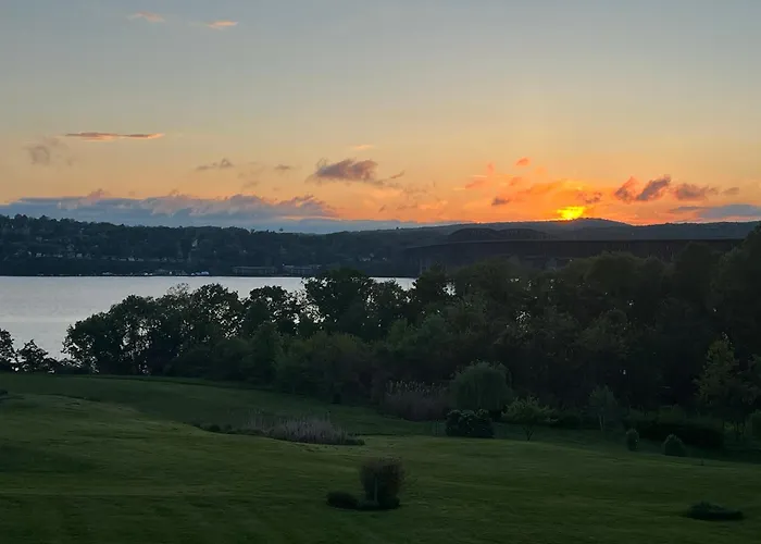 Beacon Hudson Hideaway