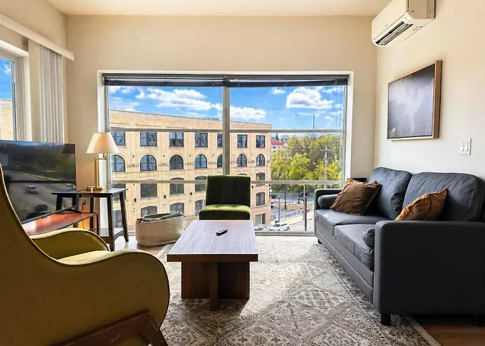 The Brady Corner Suite - Near Fiserv With Balcony - Sleeps 4