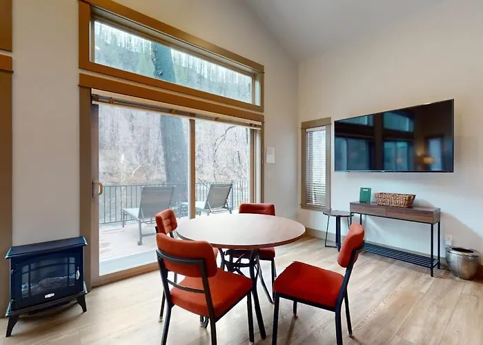 Amazing Riverfront Cabin With Views Deck Firepit & Grill - Dog-Friendly