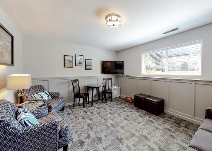 Magnificent Dog-Friendly Home With Lake & Mountain Views From The Large Deck