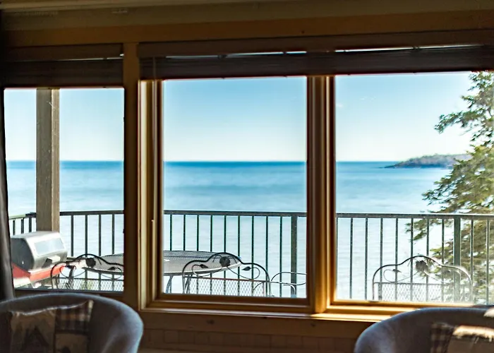 Panoramic Lake Views King Suites, Kitchen, Whirlpool Soaking Tubs And Hot Tub