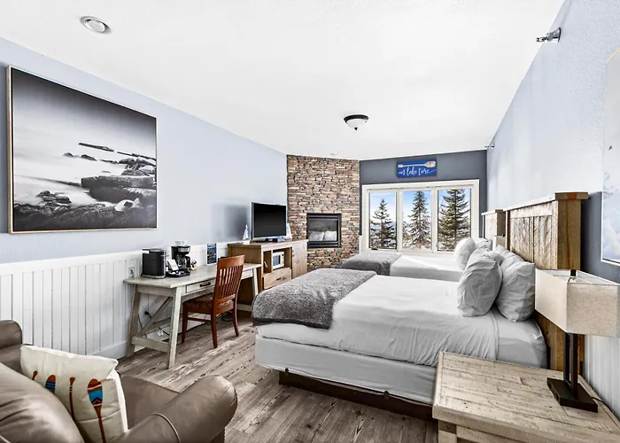 Whispering Pines Lake Views King Suite, 2 Queen Beds, Kitchen And Heated Pools